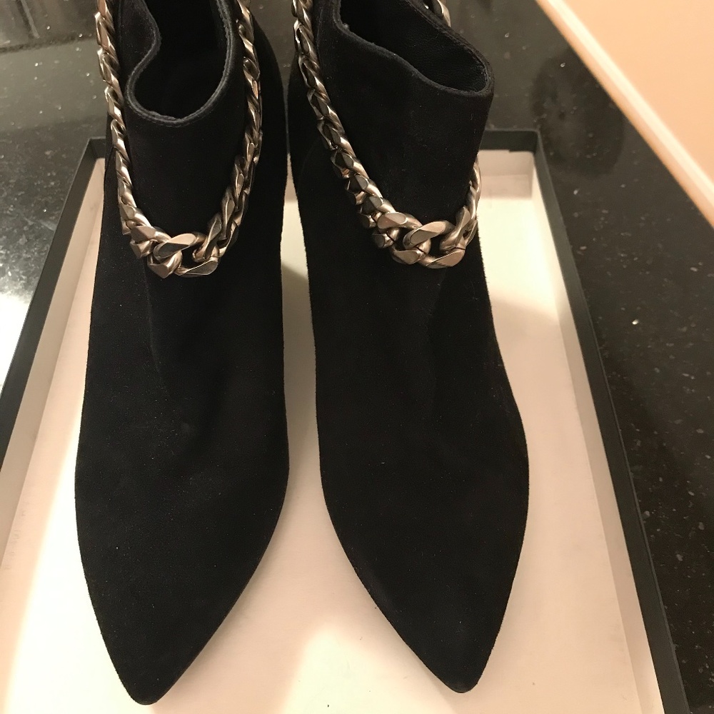 Elysewalker Chain black suede booties